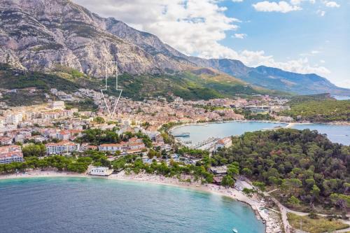 Villa Filipetti in Makarska center, 4 en-suite bedrooms charming stone house, heated private pool, 600m from beach