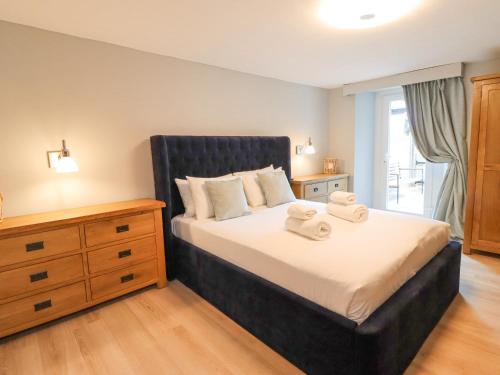 sypialnia z łóżkiem z dwoma ręcznikami w obiekcie Carrawburgh Suite w mieście Hexham