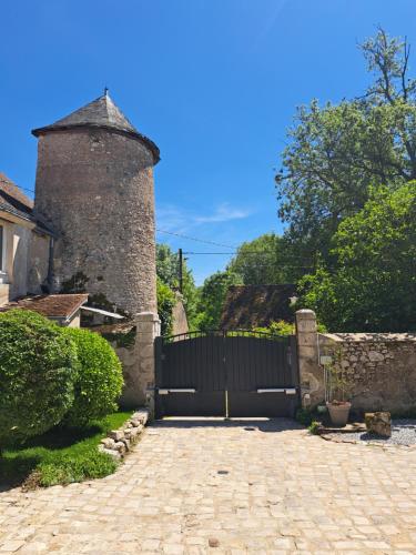 una puerta a una casa con una valla de ladrillo en Gîte de la tour de Loire - 65 m2 au pied d'une tour de gué du 17ème siècle, en Mer