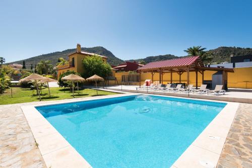 uma villa com uma piscina e uma casa em Villa Rio Salado em Alhaurín de la Torre