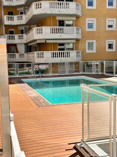 - une piscine sur le balcon d'un bâtiment dans l'établissement Suite DES DOMES FSHH, à Nice