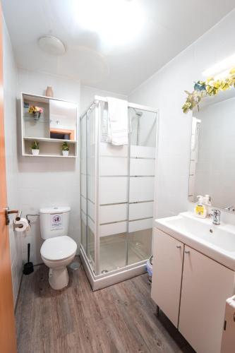 Bilik mandi di Cómodo apartamento en Tres Cantos by beBalmy