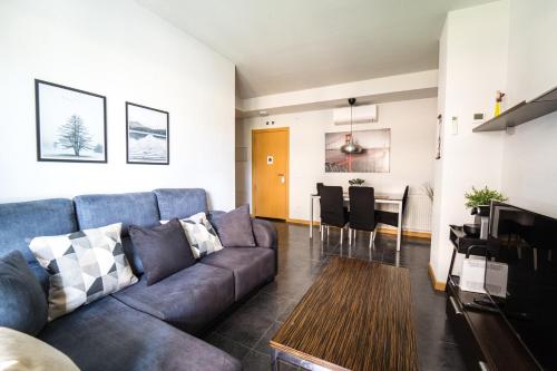 Televisyen dan/atau pusat hiburan di Cómodo apartamento en Tres Cantos by beBalmy