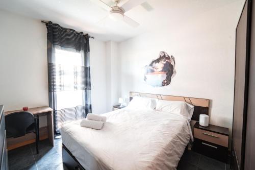 1 dormitorio con cama blanca y ventana en Cómodo apartamento en Tres Cantos by beBalmy en Tres Cantos
