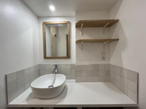 uma casa de banho com um lavatório branco e um espelho. em La Cigale Varoise - Hyères La Plage em Hyères