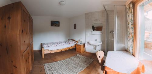 En eller flere senger på et rom på Berghotel Breitmoos