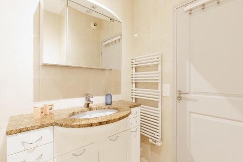 une salle de bain avec un lavabo, un miroir et une douche dans l'établissement Cristal Croisette YourHostHelper, à Cannes