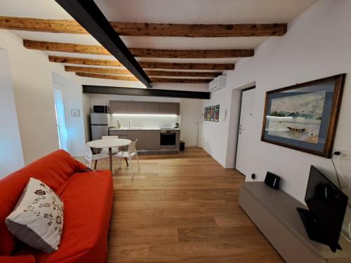 sala de estar con sofá rojo y mesa en Casa Rosada, en Como