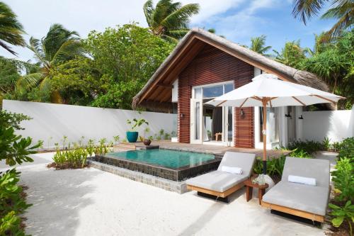 a pool in the backyard of a villa at Sirru Fen Fushi Private Lagoon Resort in Shaviyani Atoll