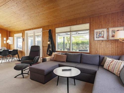 Posezení v ubytování 6 person holiday home in Hadsund-By Traum