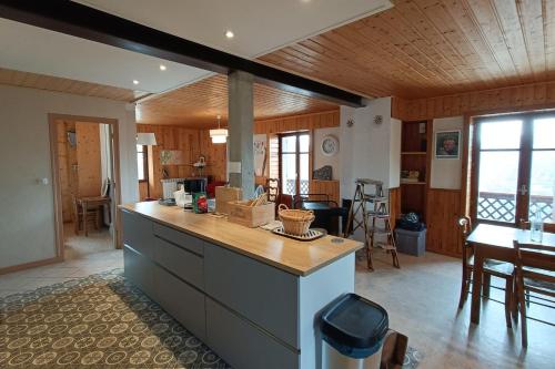 uma cozinha com uma grande ilha num quarto em Les Herbes Rouges chalet with panoramic view 