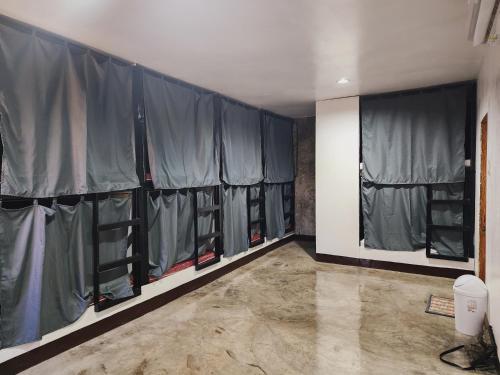 una habitación con un montón de cortinas en una habitación en HYD Hostel Moalboal, en Moalboal