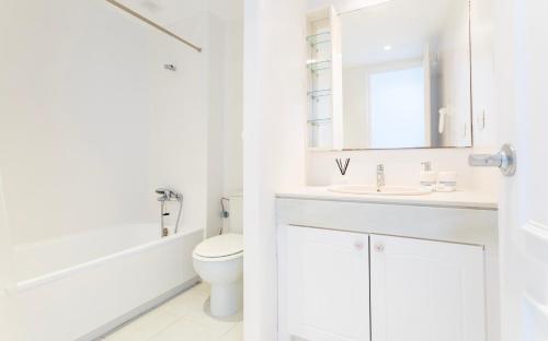 a white bathroom with a sink and a toilet at GREEN CLUB in Pals