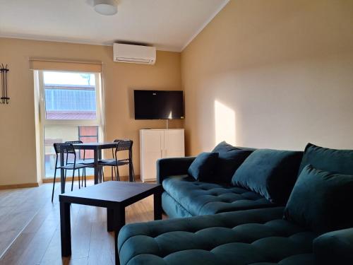 sala de estar con sofá y mesa en Apartament 3A Świętoszewo 12 