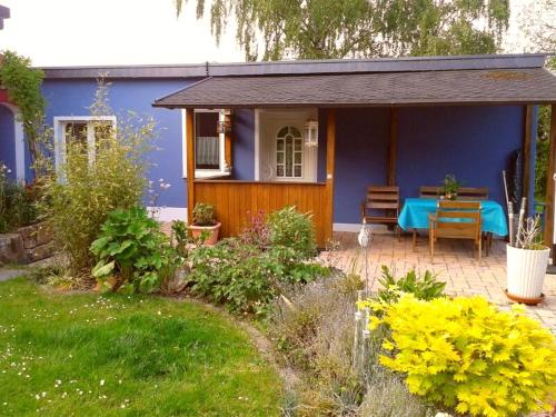 BeltheimにあるFerienhäuser MIA Am Baybachtalの青い家