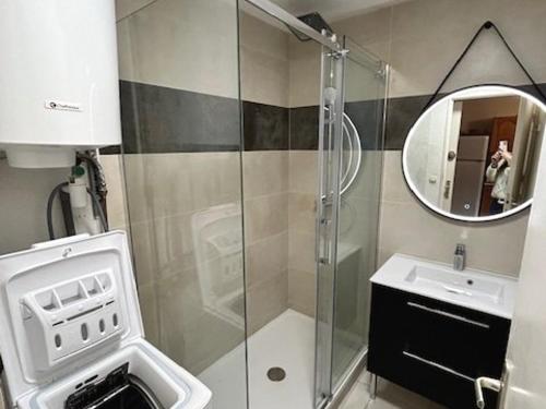 une salle de bain avec une douche, un lavabo et un miroir dans l'établissement T2 avec jardinet, cuisine équipée, parking privatif - FR-1-553-57, à Balaruc-les-Bains