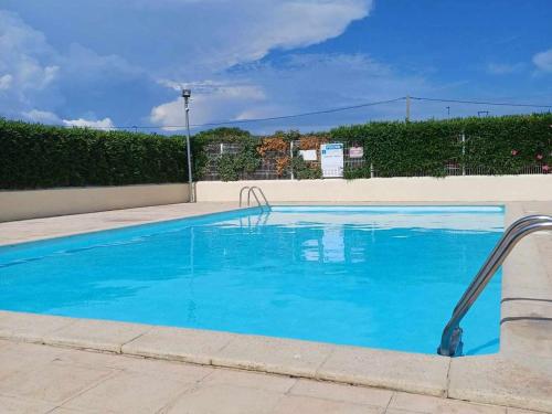- une piscine d'eau bleue dans l'établissement Charmante maison 2 pièces cabine 6 personnes, proche mer et étang, terrasse avec BBQ - FR-1-326-752, à Marseillan
