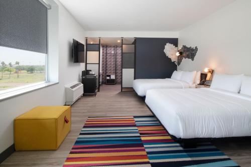 una camera d'albergo con due letti e una finestra di Aloft McAllen a McAllen