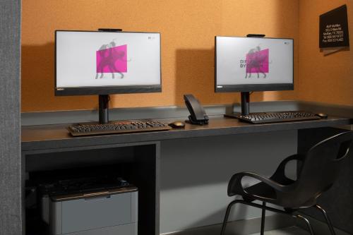 Aloft McAllenにあるテレビまたはエンターテインメントセンター