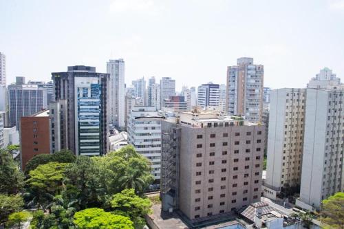 - une vue sur une ville avec de grands bâtiments dans l'établissement Multihouse Moderno Apartamento na Av. Paulista, à São Paulo