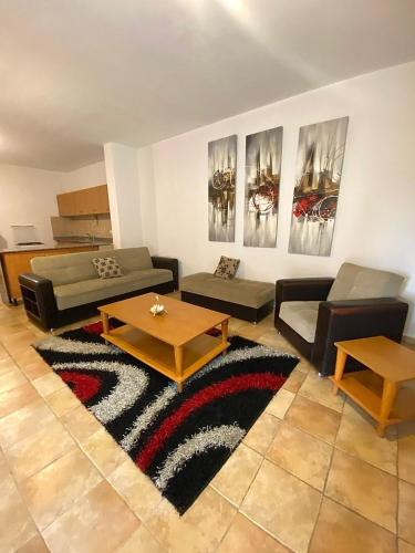 ein Wohnzimmer mit einem Sofa und einem Tisch in der Unterkunft Olympia in Kfardebian