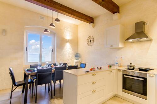 Kuchyň nebo kuchyňský kout v ubytování Inni Gozitan Farmhouse Private Pool- Happy Rentals
