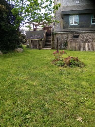 une cour d'une maison avec une sidx sidx sidx sidx dans l'établissement A la campagne, à 12mn de l'océan, à Locoal-Mendon