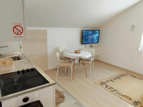Η κουζίνα ή μικρή κουζίνα στο A1 - Airport Belgrade Apartment