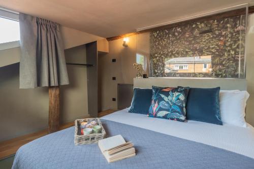 Postel nebo postele na pokoji v ubytování Urio's Castle Suites by Rent All Como