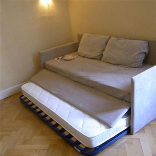 un lit dans un coin d'une pièce dans l'établissement Smart AC apartament close sea downtown Great Stay, à Nice