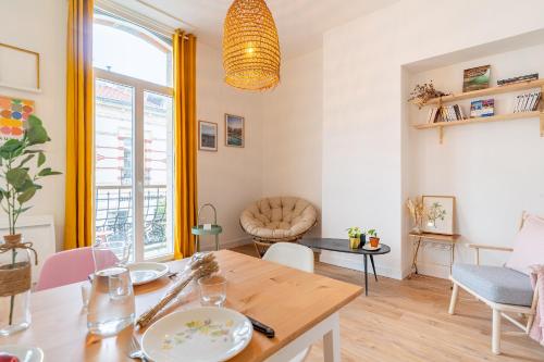 un salon avec une table et une salle à manger dans l'établissement L'Atypique - Appt à 150m de la plage, à Arcachon