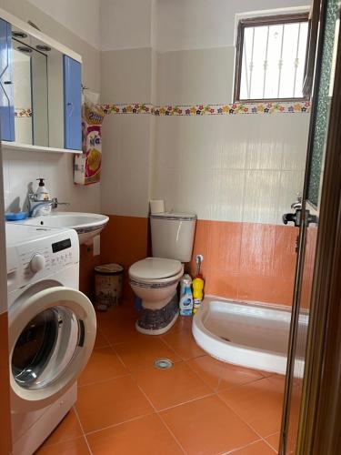 La salle de bains est pourvue de toilettes, d'un lavabo et d'un lave-linge. dans l'établissement Great Escape Ksamil, à Ksamil