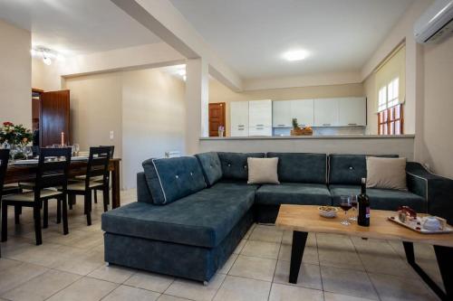 Χώρος καθιστικού στο Villa Evridiki