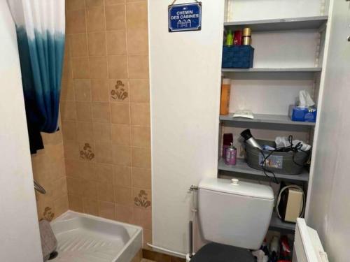 une salle de bain avec toilettes et baignoire dans l'établissement Appartement proche centre, à Dinard