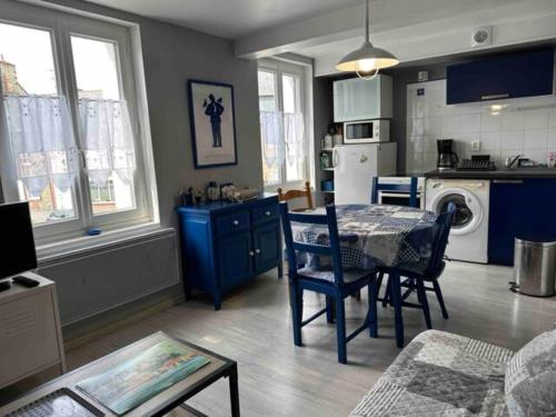 une cuisine et un salon avec une table et des chaises dans l'établissement Appartement proche centre, à Dinard