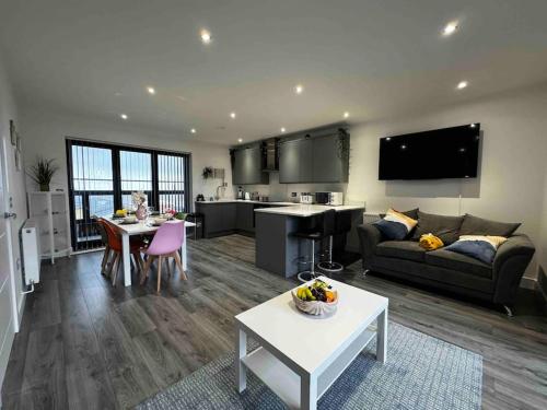 Η κουζίνα ή μικρή κουζίνα στο Seashell - Hornsea Duplex Apartment with Sea Views and Balconies