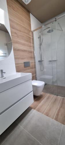 La salle de bains est pourvue de toilettes, d'un lavabo et d'une douche. dans l'établissement Pestana Silves Golf & Residences, à Silves