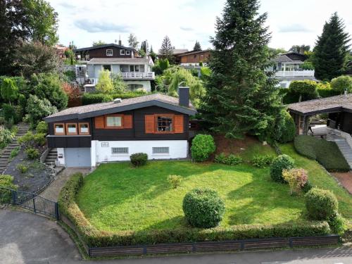 a house with a green yard with a house at Ferienhaus "Talblick" mit Garten und Grill in Barbis