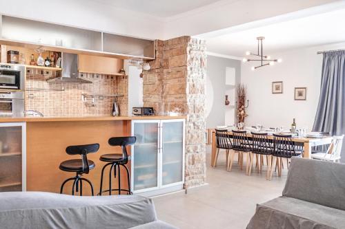LeisureNest Villa Pefkochoriにあるキッチンまたは簡易キッチン