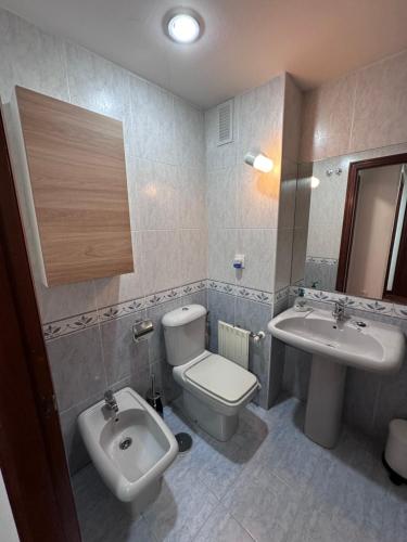 Ένα μπάνιο στο Apartamento centro y playa de Gijon