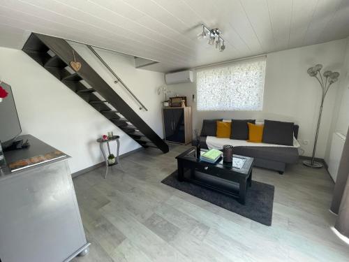 un salon avec un canapé et un escalier dans l'établissement Le Domaine du Fayé, à Étueffont