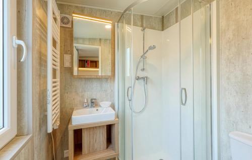 uma casa de banho com um chuveiro e um lavatório. em Tiny House Wemding em Wemding