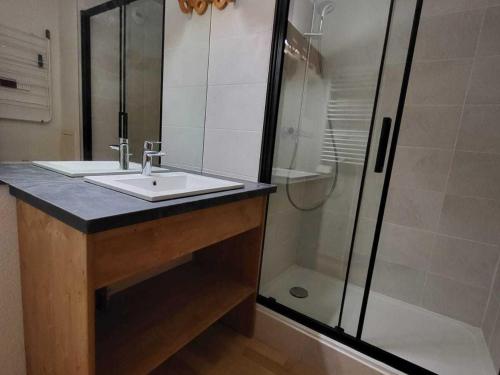 a bathroom with a sink and a shower at Appartement Samoëns, 2 pièces, 6 personnes - FR-1-624-117 in Samoëns