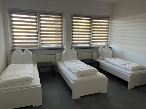 - 2 lits dans une chambre avec fenêtres dans l'établissement Adar, à Hanovre
