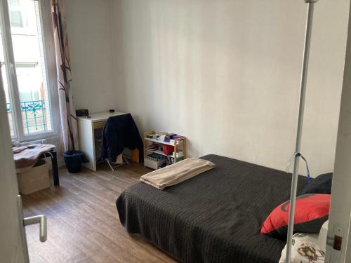 une chambre avec un lit dans une pièce dans l'établissement Paris12, à Paris