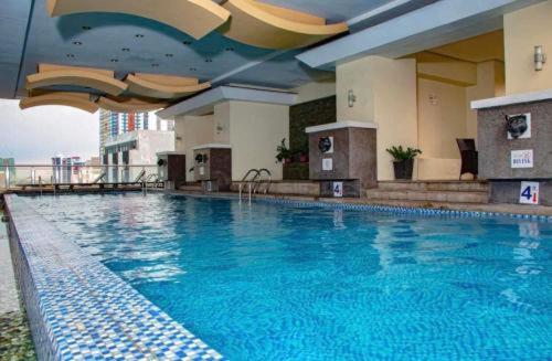 Kolam renang di atau dekat dengan Birch Tower