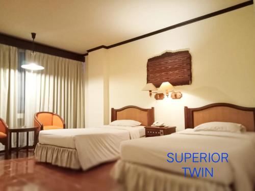 Klandasan KecilにあるA' Bahtera Residenceのベッド2台とテーブルが備わるホテルルームです。