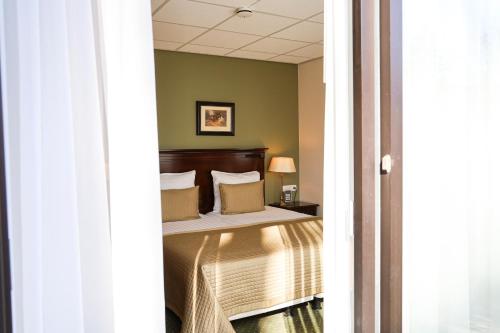 a hotel room with a bed and a desk at De Lunterse Boer in Lunteren