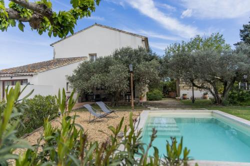 une villa avec piscine et une maison dans l'établissement Mas d'Hélène, charme en Provence, à Châteaurenard
