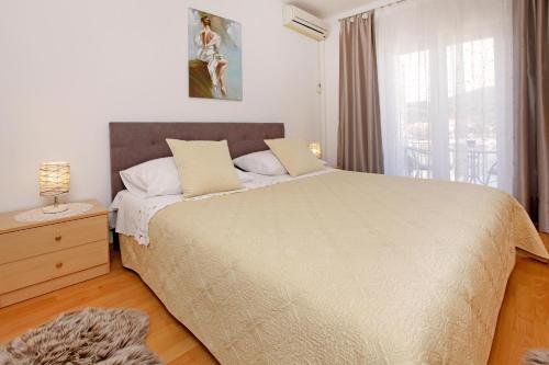 sypialnia z dużym łóżkiem i oknem w obiekcie Sunshine Apartment Doda w mieście Vela Luka